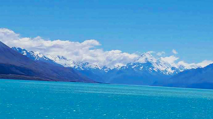Lake-Pukaki-with-Mount-Cook-in-the-background